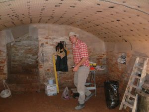 Ceiling lined with cavity membrane