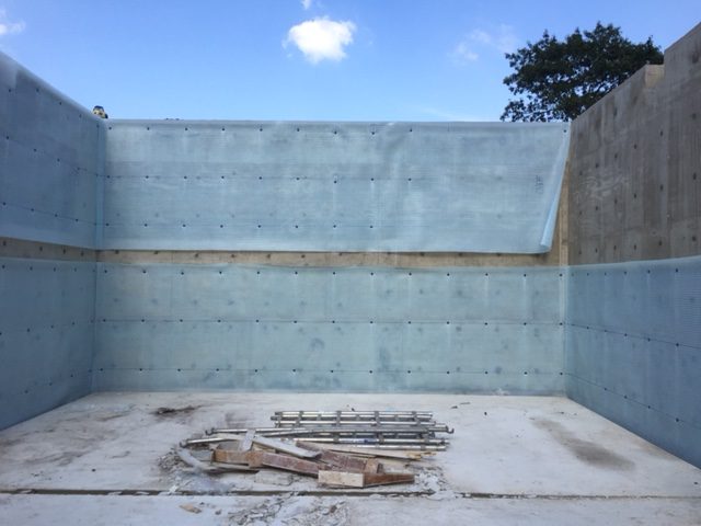 Cavity membrane being installed to the walls